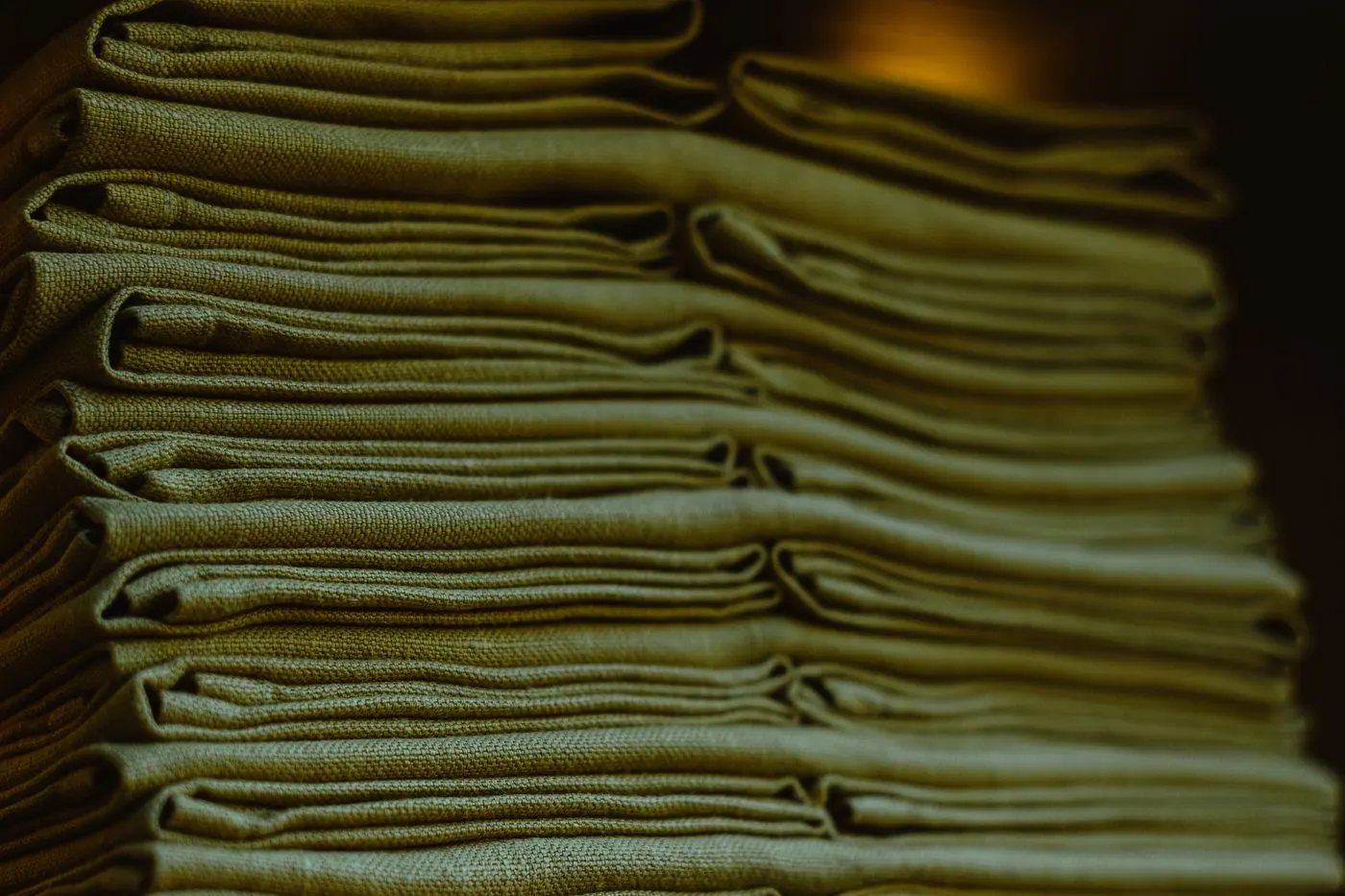 Camisetas dobradas e empilhadas após o acabamento, prontas para revisão e embalagem na fábrica